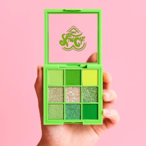 <p>Make a statement with the Citrus Queen – 03 Lime makeup palette. This collection of nine shimmery, glittery, and matte green shades will surely make you stand out. Add some sparkle to your look with the sub-lime colors in the Citrus Queen – 03 Lime makeup palette.  Net weight 0.25 oz (7.2 g)<br />
Want more flavor?</p>
